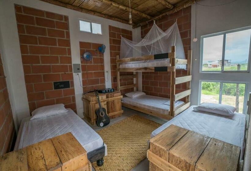 تختخواب در اتاق مشترک, Free Spirit Ecuador, Puerto Engabao