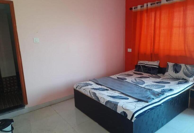 Quarto Deluxe, Nisarg Lodging And Restaurant