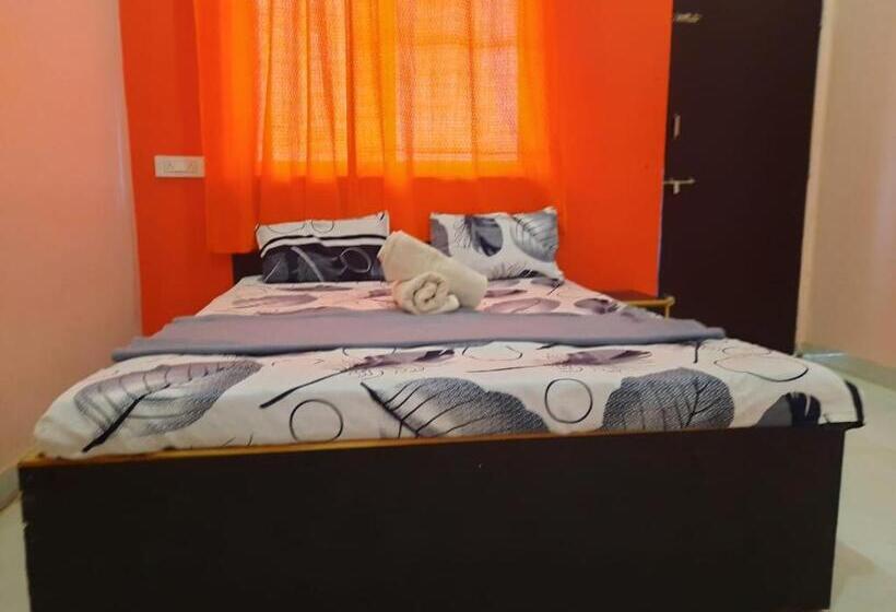 Quarto Deluxe, Nisarg Lodging And Restaurant