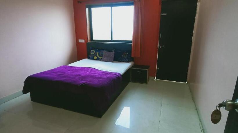 Quarto Deluxe, Nisarg Lodging And Restaurant