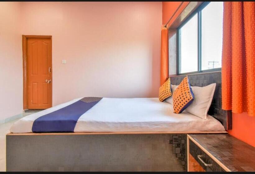 Quarto Deluxe, Nisarg Lodging And Restaurant