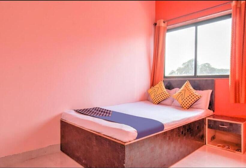 Quarto Deluxe, Nisarg Lodging And Restaurant