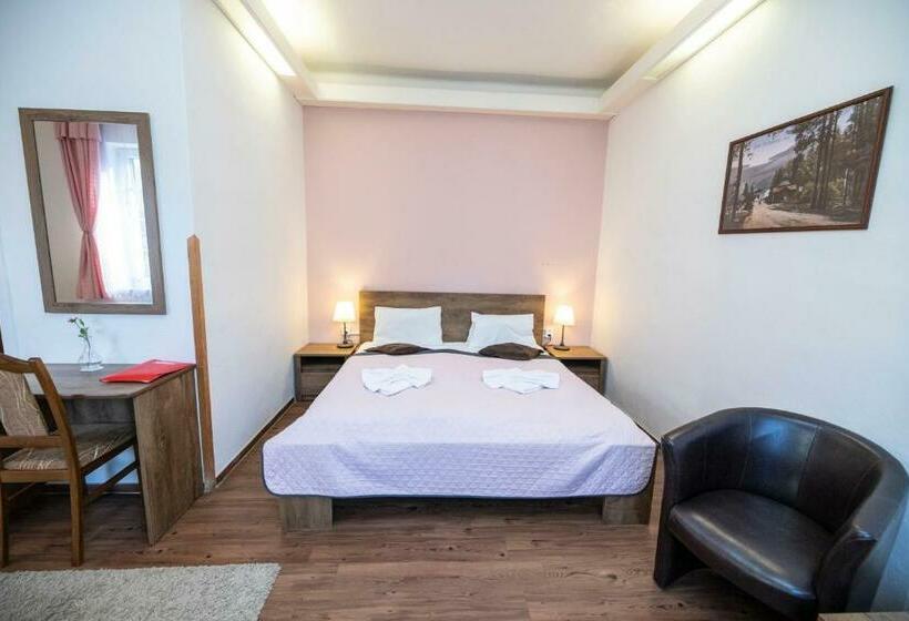 חדר סטנדרט לשלושה, Džbán