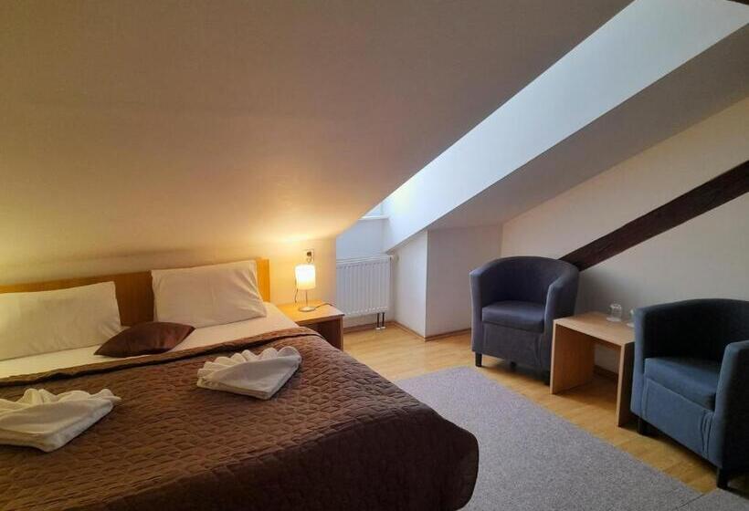 חדר בסיסי, Džbán