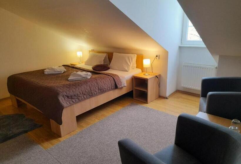 חדר בסיסי, Džbán