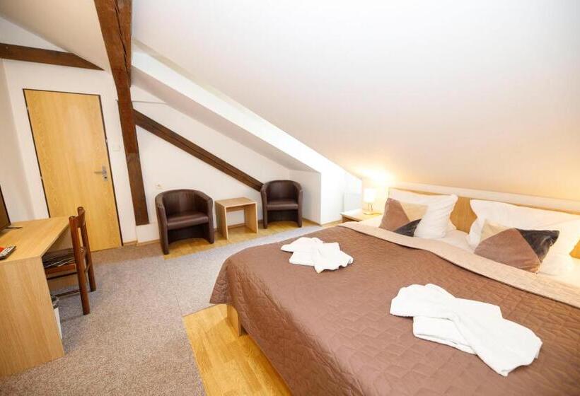 חדר בסיסי, Džbán