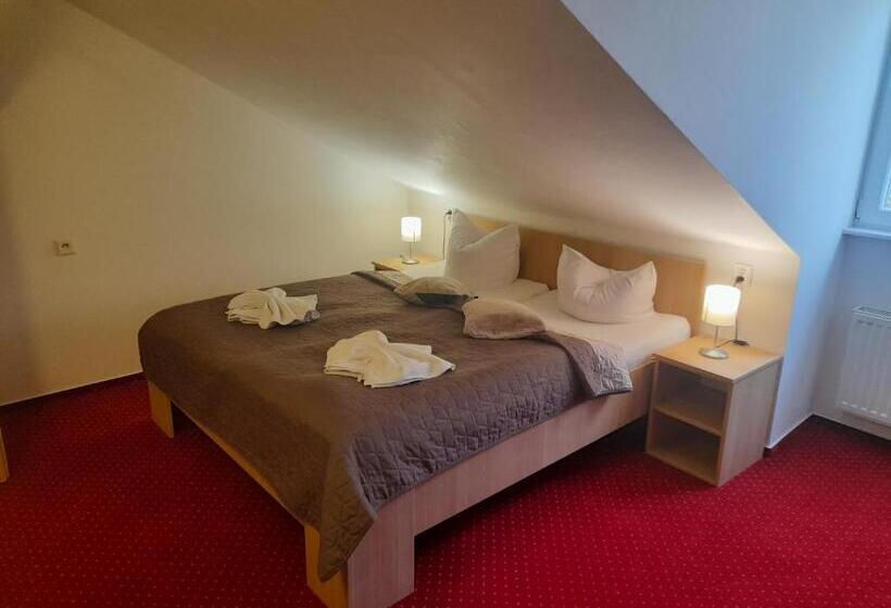 חדר בסיסי, Džbán