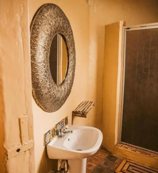 ルームシェアのワンベッド, Amphitheatre Backpackers Lodge