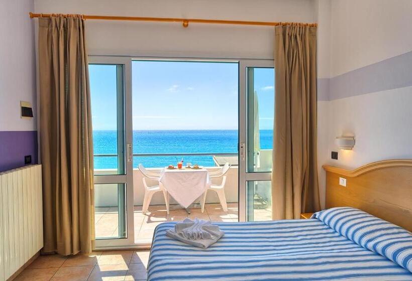 إستوديو قياسى مزودة بتراس, Blue Beach