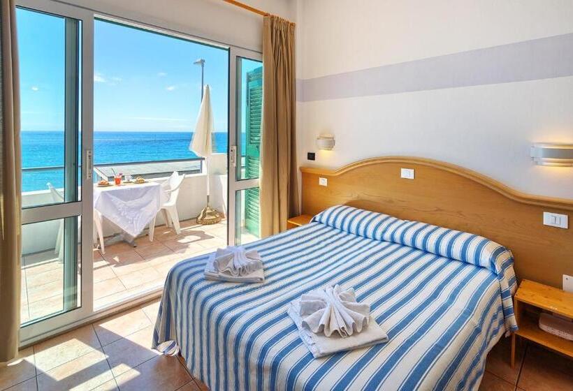 إستوديو قياسى مزودة بتراس, Blue Beach