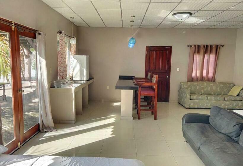 מיטת קינג בסוויטה, Big Daddy S Beach Club &