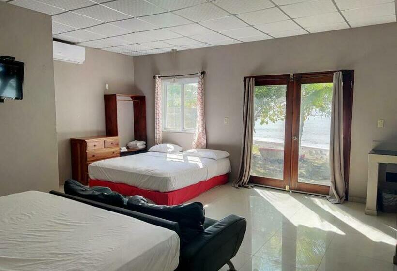 מיטת קינג בסוויטה, Big Daddy S Beach Club &