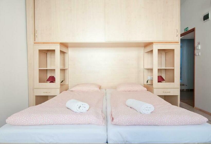 スタンダードルーム, Borbarátok Háza