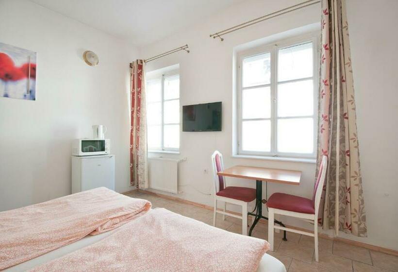 スタンダードルーム, Borbarátok Háza