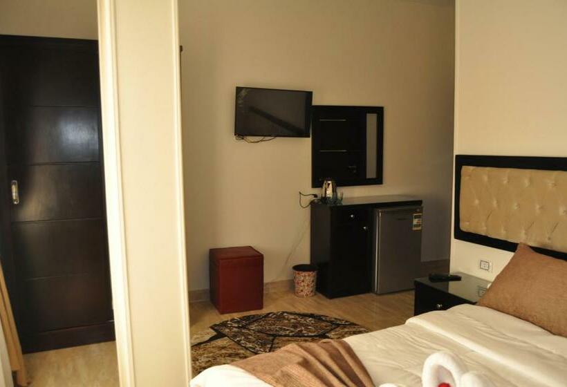 Deluxe Room, Tut Pyramids View