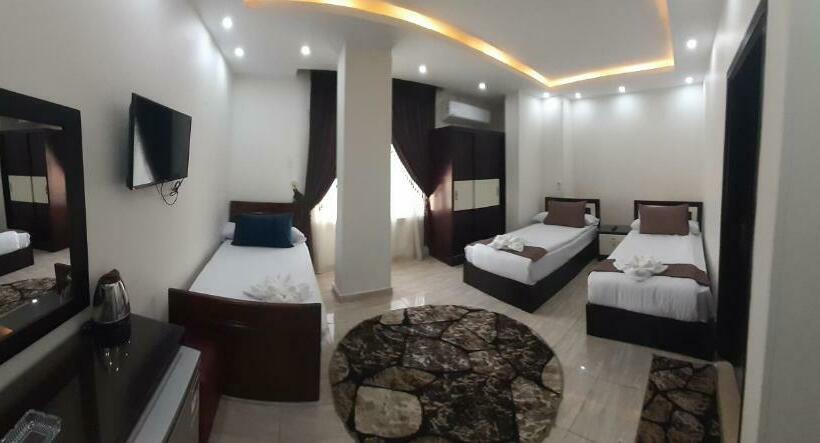 اتاق راحتی سه تخته, Tut Pyramids View