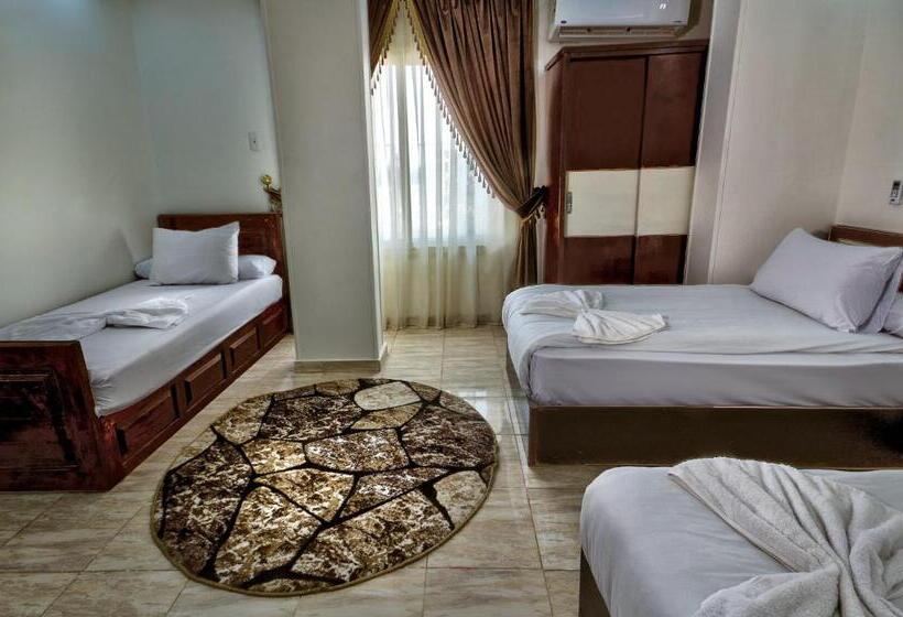 اتاق راحتی سه تخته, Tut Pyramids View