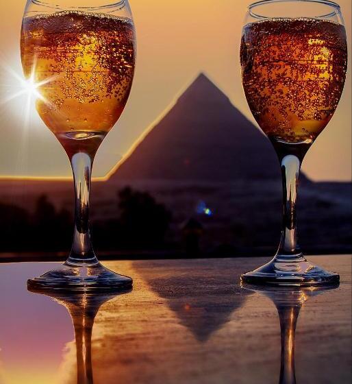 اتاق راحتی سه تخته, Tut Pyramids View