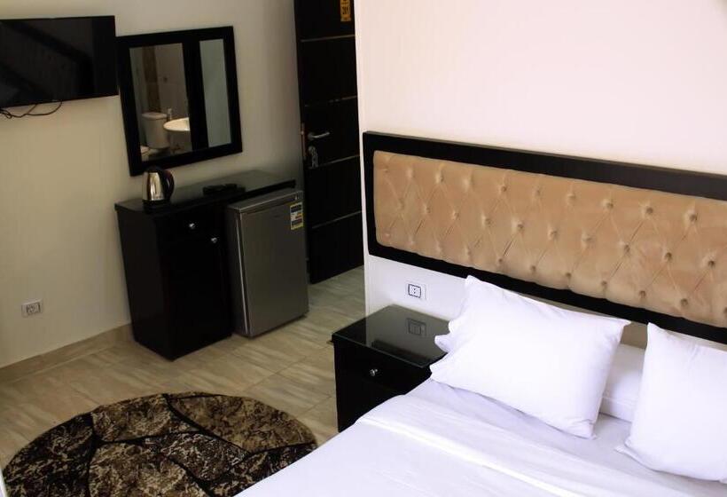 Deluxe Room, Tut Pyramids View