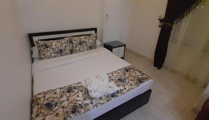 Deluxe Room, Tut Pyramids View