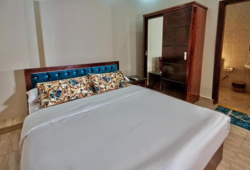 اتاق لوکس, Tut Pyramids View