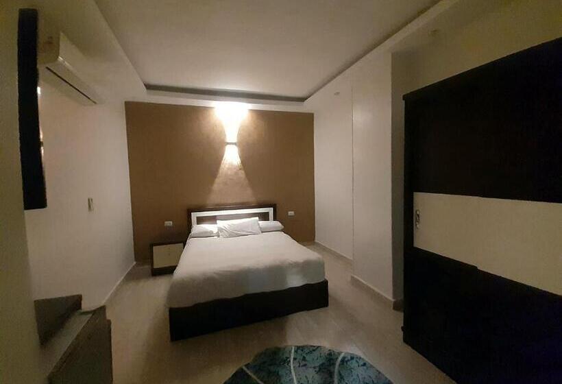 Deluxe Room, Tut Pyramids View