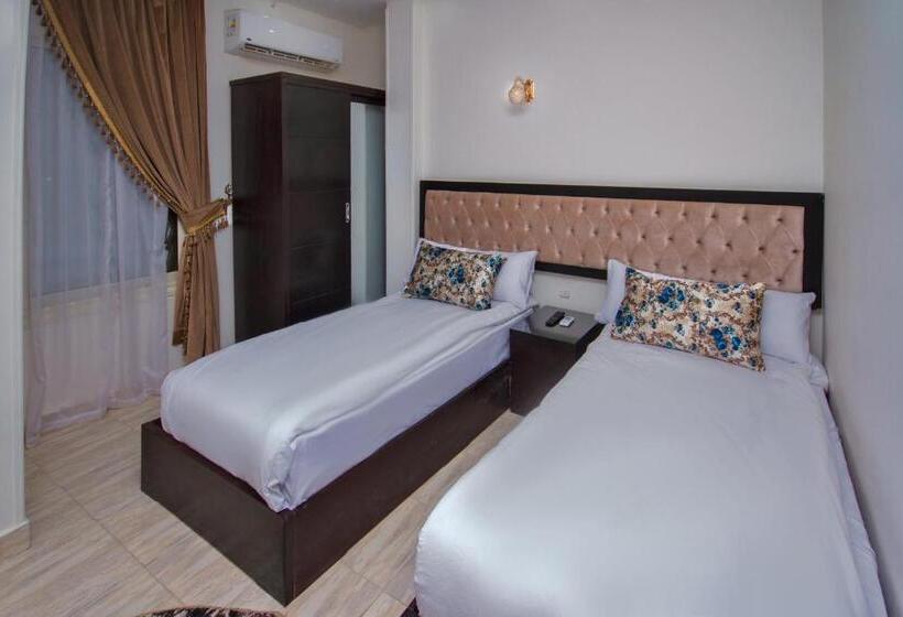 Deluxe Room, Tut Pyramids View