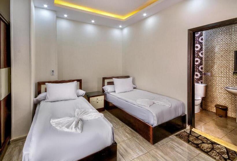 اتاق لوکس, Tut Pyramids View