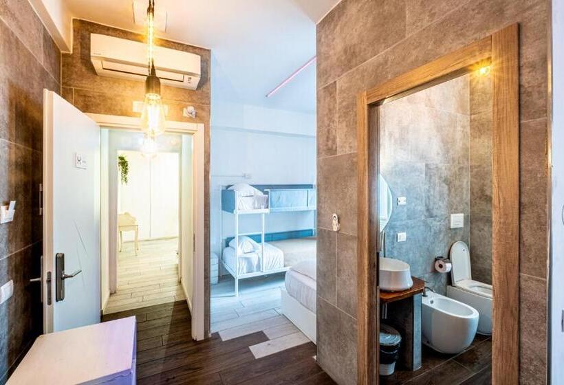 اتاق لوکس خانوادگی, My Tiny Home