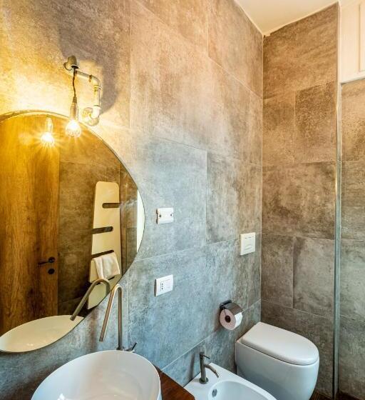 اتاق لوکس خانوادگی, My Tiny Home