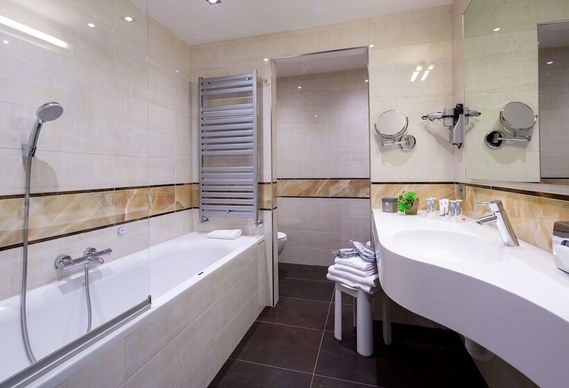 جناح جونيور, Best Western Hotel Adige