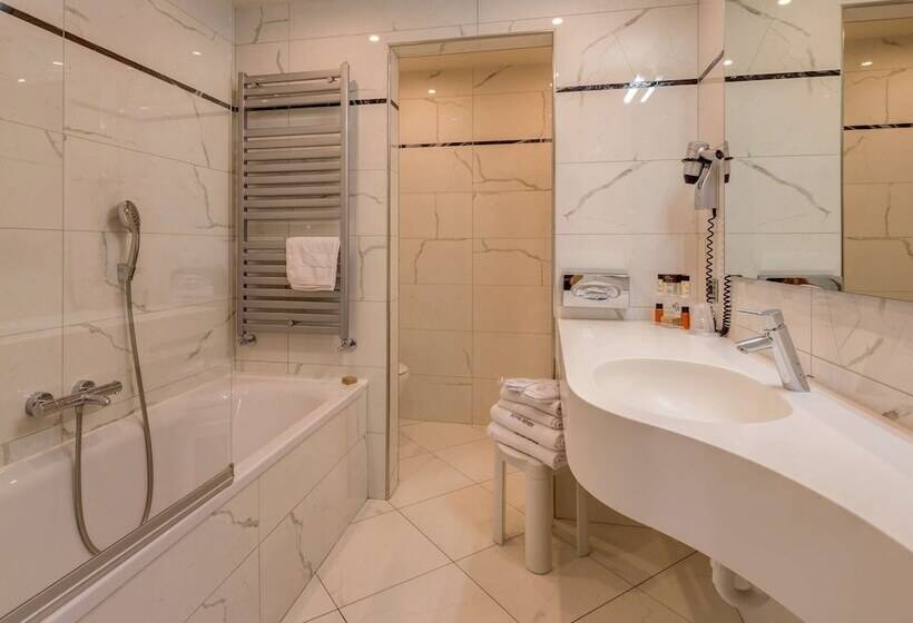 جناح جونيور, Best Western Hotel Adige