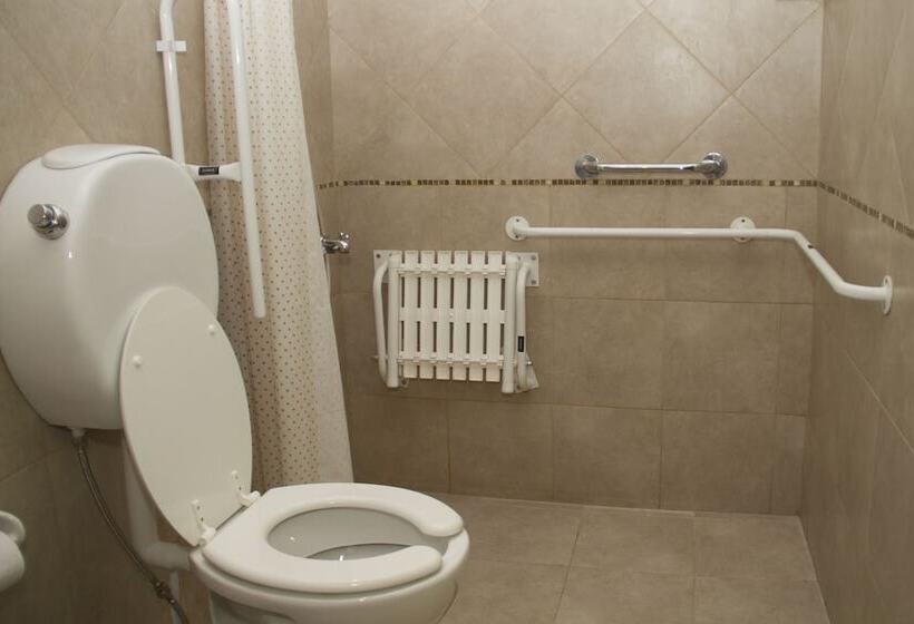 חדר סטנדרט לשלושה עם חדר אמבטיה משוף, La Tosca Hostel