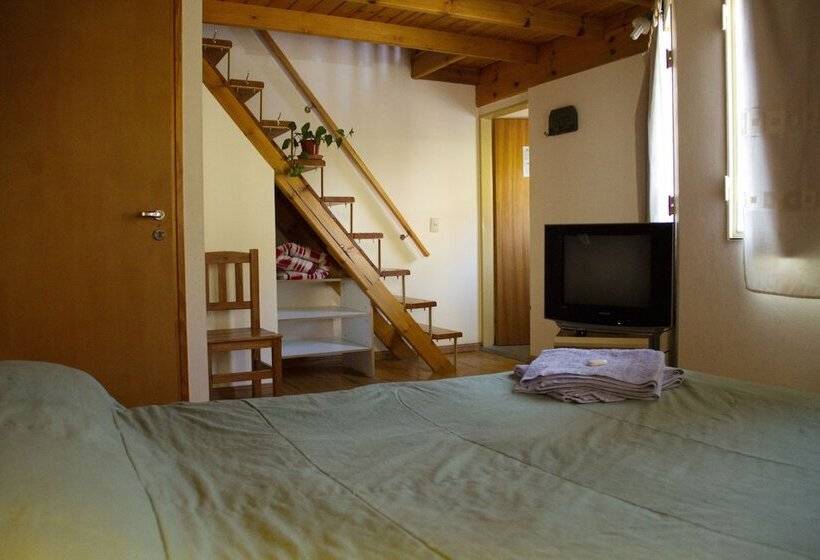 חדר סטנדרט לשלושה עם חדר אמבטיה משוף, La Tosca Hostel