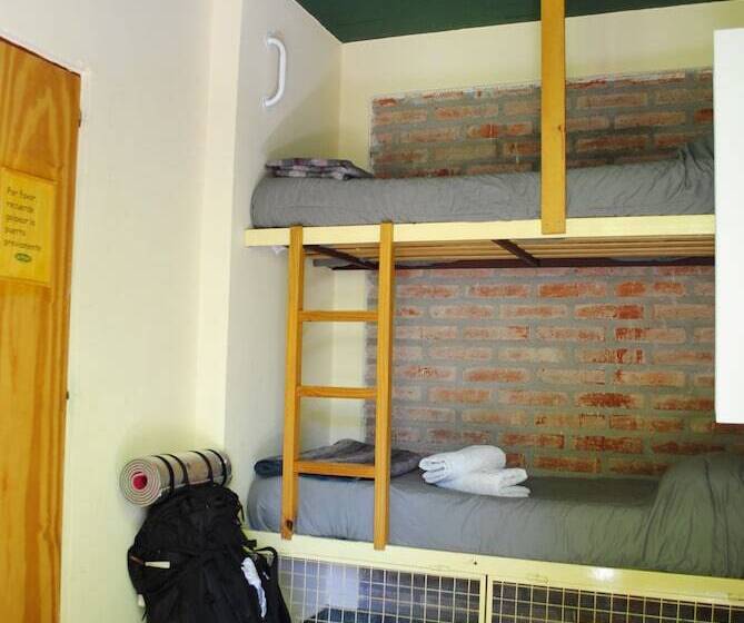 اتاق استاندارد با سرویس بهداشتی مشترک, La Tosca Hostel