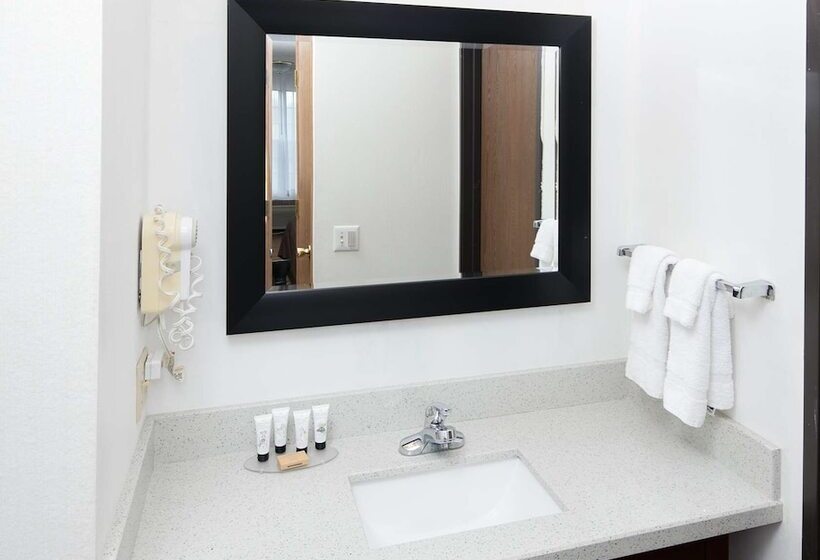 جناح جونيور, Red Lion Inn & Suites Auburn