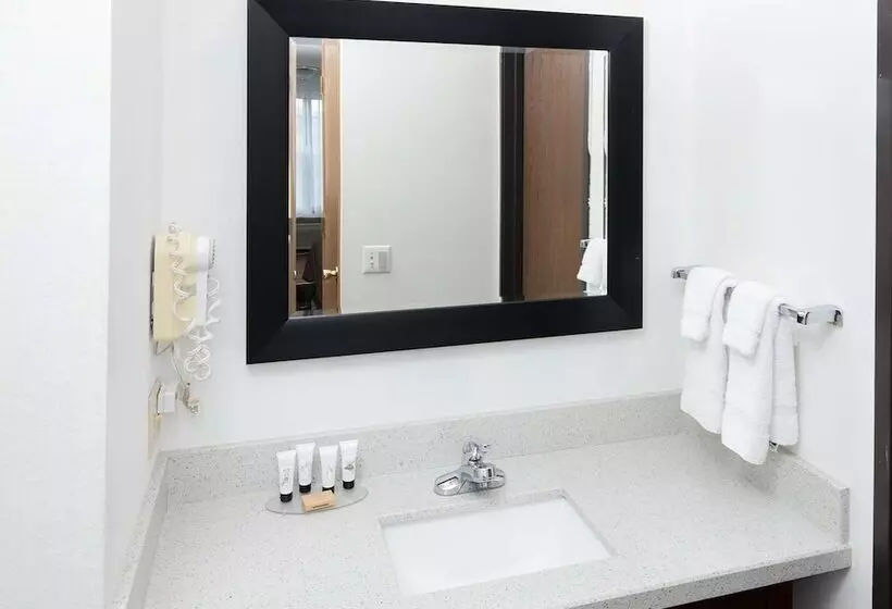 سوییت جونیور, Red Lion Inn & Suites Auburn