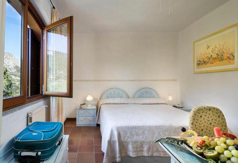 غرفة قياسية مطلّة علي البحر, Rocce Sarde