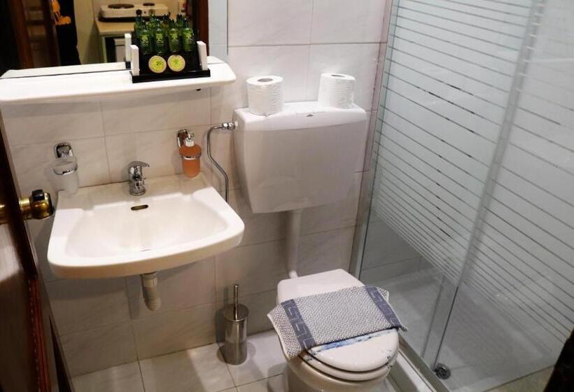 스탠다드 스튜디오, John & Mary S Studios