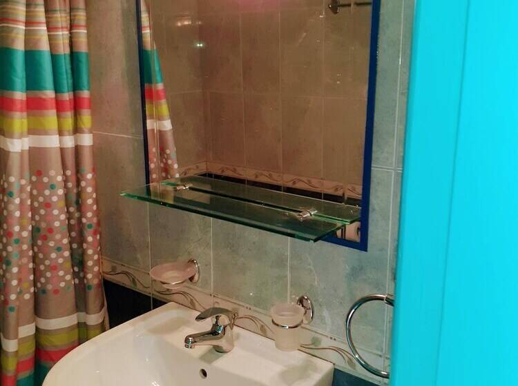 اتاق خانوادگی, Medusa Studios