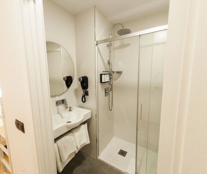 חדר סטנדרט לשלושה, Hostal Abril Nerja