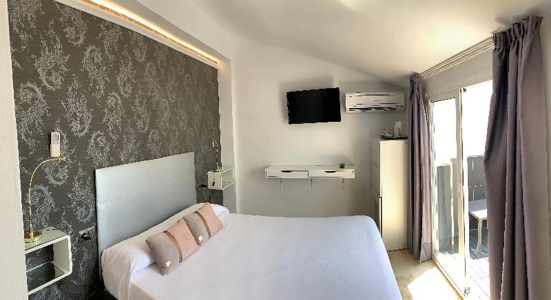 חדר סטנדרט לארבעה, Hostal Abril Nerja