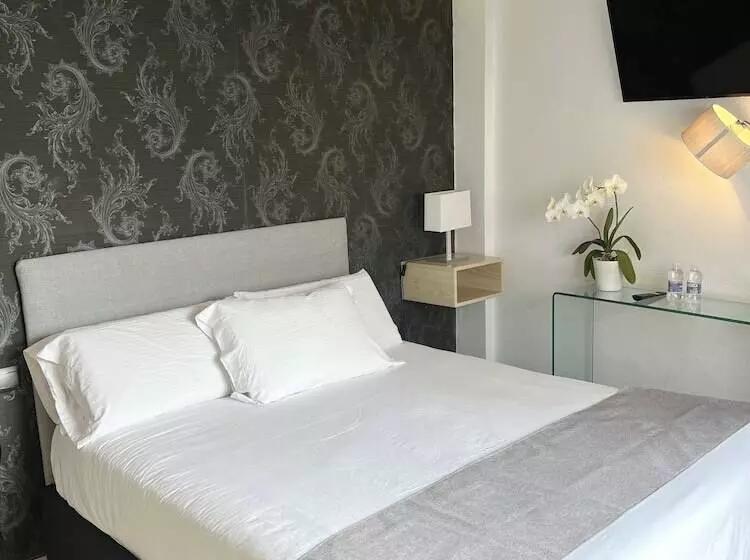 Standard Neljän Hengen Huone, Hostal Abril Nerja