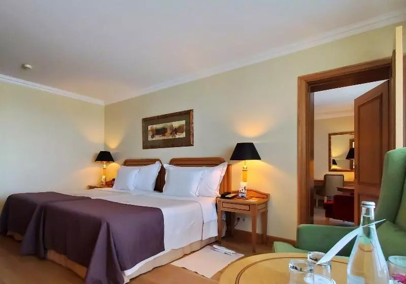 Quarto Familiar Comunicado, Cascais Miragem Health & Spa