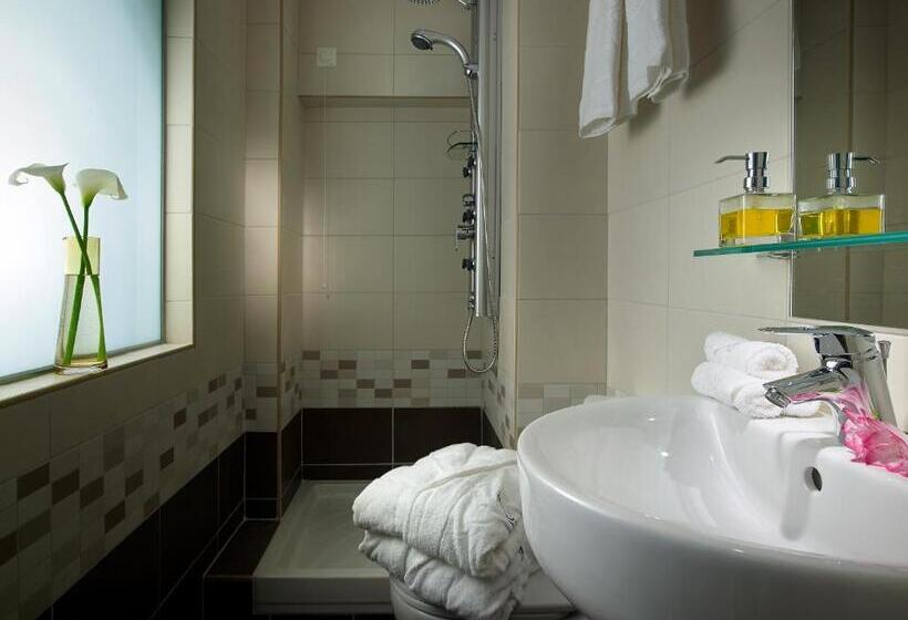 サイドオーシャンビュースタンダードルーム, Mistral Bay