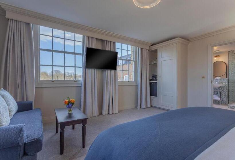 جناح جونيور, Richmond Hill