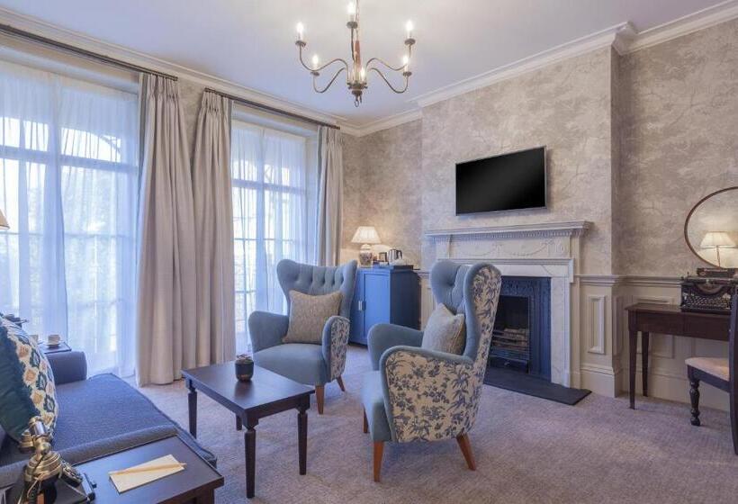 جناح ديلوكس, Richmond Hill