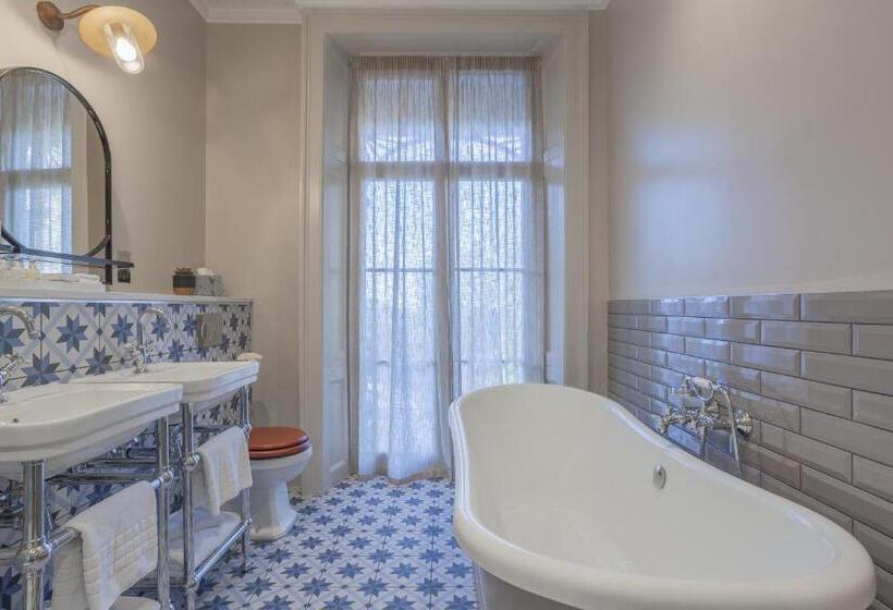 جناح ديلوكس, Richmond Hill