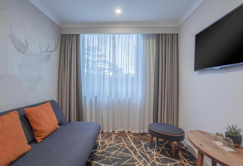 جناح جونيور, Richmond Hill