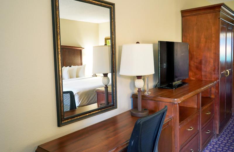 غرفة قياسية إطلالة جانبية علي البحر, Desert Rose Resort